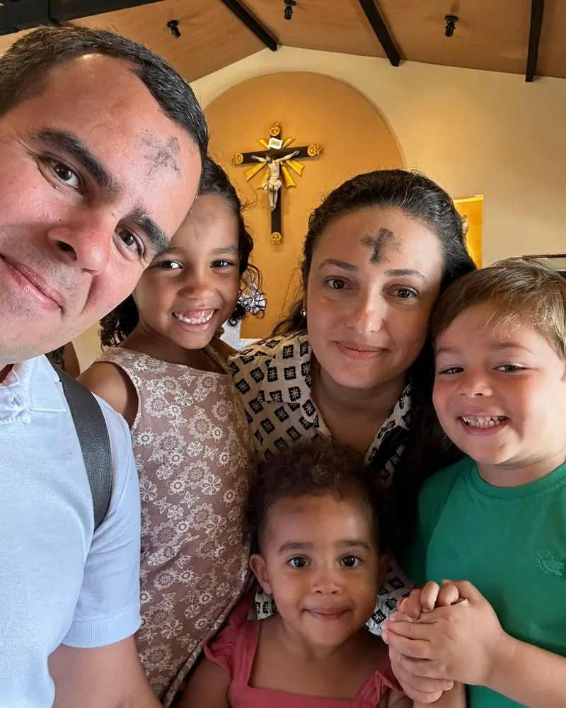 Gustavo, a esposa e três dos filhos na Quarta-feira de Cinzas, com a cruz de cinzas na testa